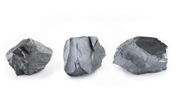 白色背景上孤立的铁矿石。铁矿是一种岩石和矿物，从中可以经济地提取金属铁。图片下载