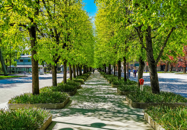 行人的小巷图片下载