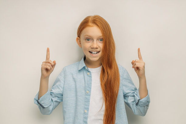 正面微笑的红头发儿童孤立图片下载