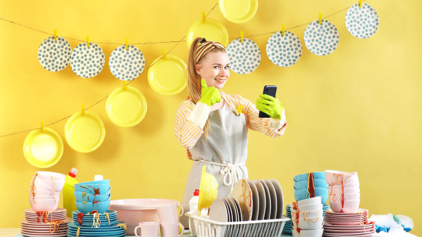 快乐的女人喜欢做厨房里的家务图片下载