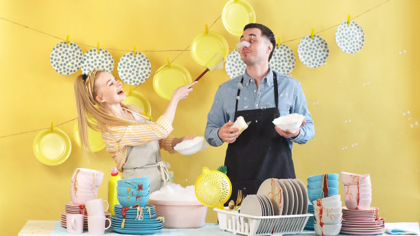 迷人的夫妻一起做家务，洗碗，孤立的背景图片下载