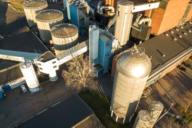 石油工业区大型油库及炼油厂金属排气管鸟瞰图。图片下载