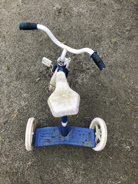 孩子的三轮车被遗弃图片下载