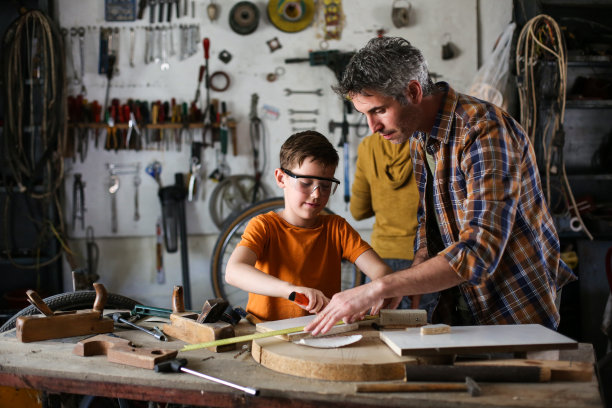 父亲和儿子穿着制服在木工图片下载