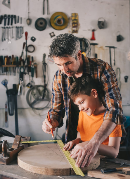 微笑的男孩在木工工作图片下载