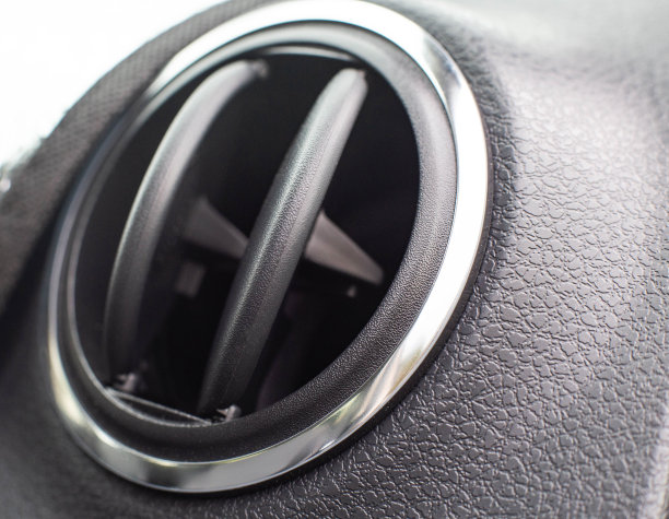 汽车的现代导流板，从它吹出新鲜的空气和热量。不良气味问题从导流板，清洗再循环系统，背景图片下载