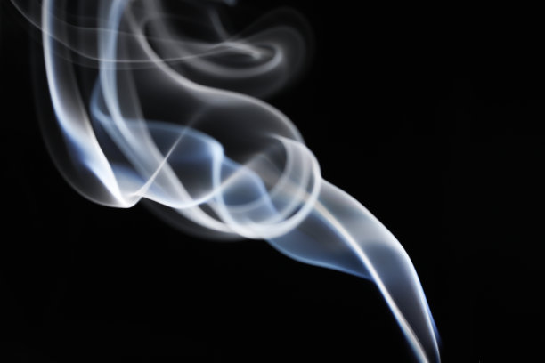 黑色背景上的抽象烟雾图片下载