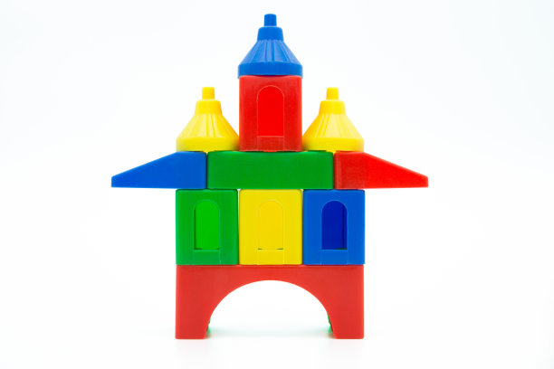 彩色的塑料积木孤立在白色的背景上。图片下载