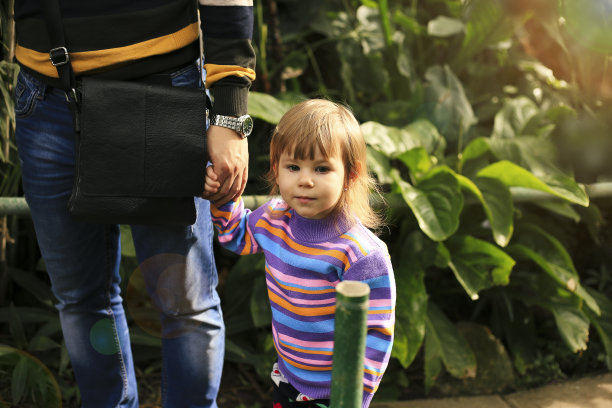 爸爸和女儿在公园散步图片下载