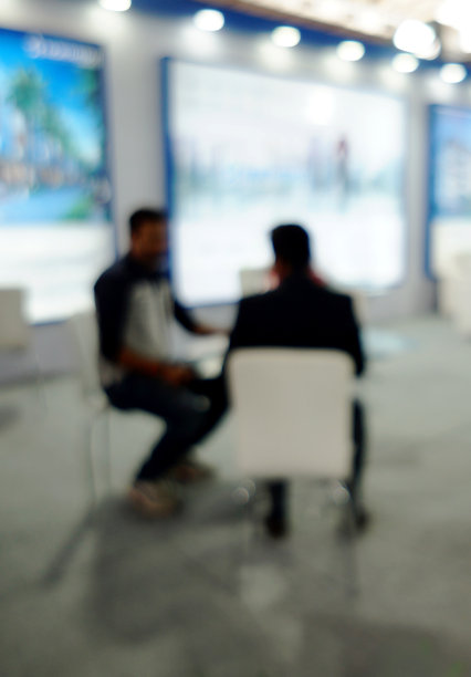 模糊的人物形象在贸易展览图片下载