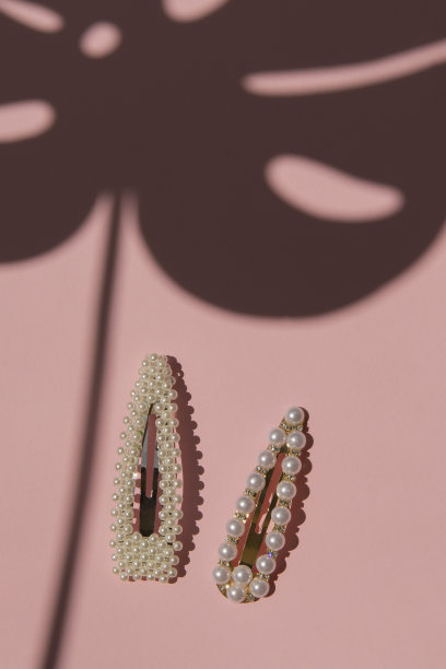 粉色背景珍珠发夹图片下载