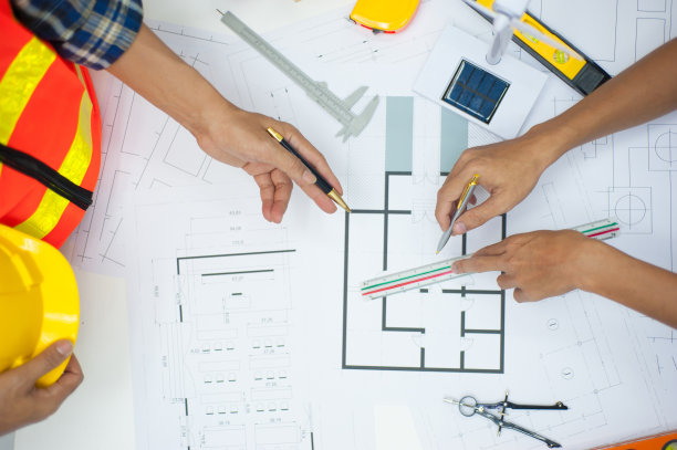 建筑师和工程师或承包商共同设计建筑项目的俯视图。图片下载