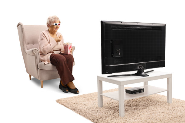 老奶奶在家里吃着爆米花看着3d电影图片下载