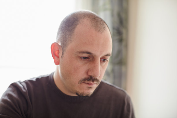 一个男人的特写，从家里的窗户往下看图片下载