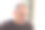 一个男人的特写，从家里的窗户往下看图片下载