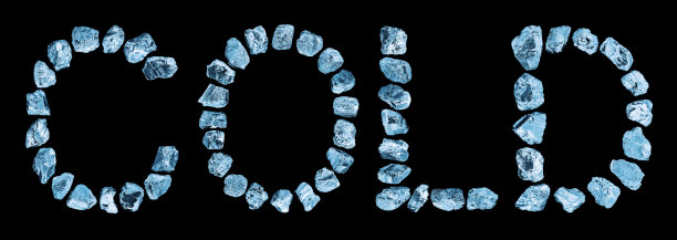 寒字由蓝色碎冰块在黑色背景孤立特写，字母冰块，冰山块，冷冻晶体，闪亮的宝石石头，清凉的新鲜饮料概念，冬季霜纹理图片下载