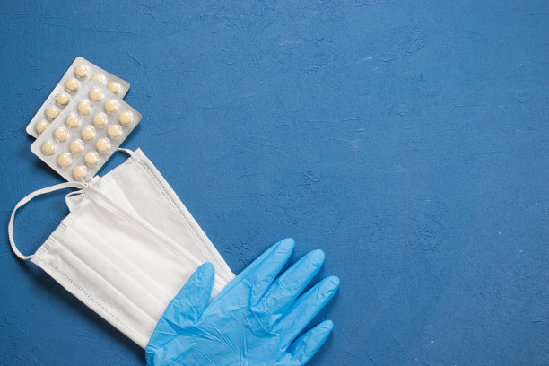 医用外科手套，口罩和药物在蓝色孤立背景。2019 - ncov冠状病毒。新型冠状病毒肺炎图片下载
