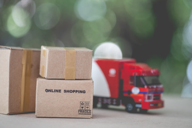 迷你棕色盒子和小汽车。送货理念从网上购物图片下载