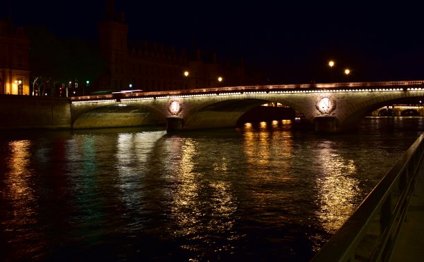 兑换桥和塞纳河的夜晚。巴黎,法国。图片下载