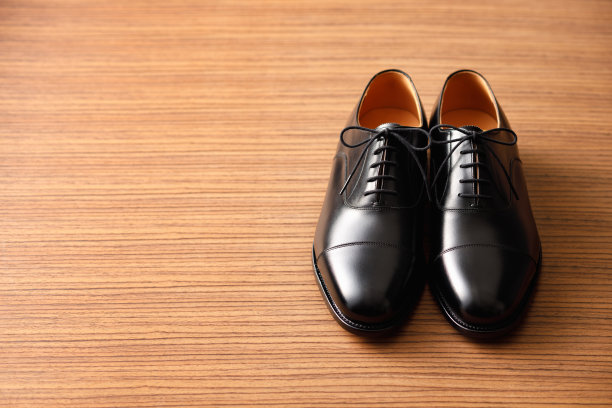 漂亮的黑色皮鞋图片下载