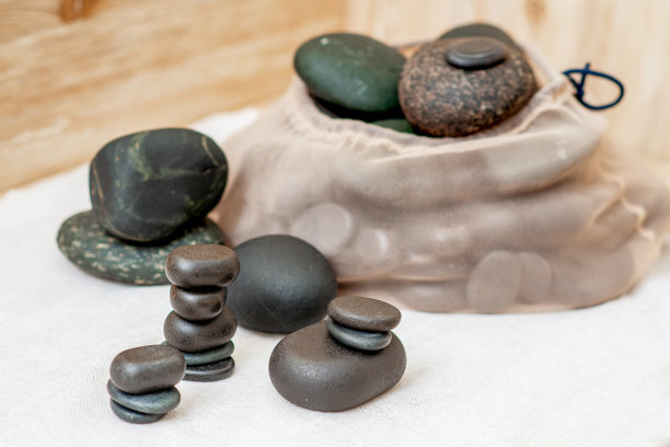 桌子上有一套按摩石图片下载