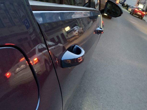 一种反映房屋和其他汽车的车门图片下载