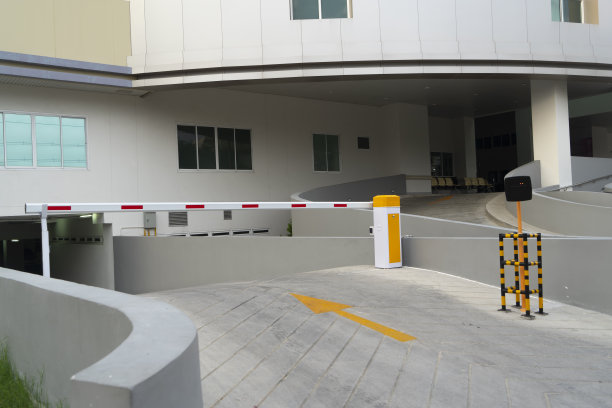 大楼停车场，设有自动护栏系统图片下载
