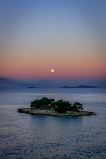 夜幕下的克罗地亚小岛图片下载