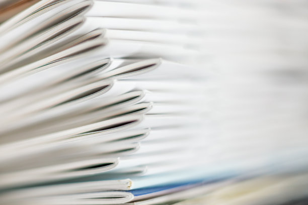 许多堆叠的白色封面书图片下载