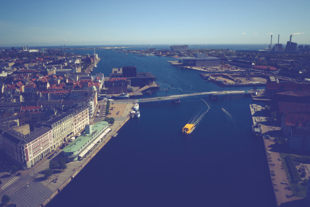 哥本哈根城市景观:海边的现代建筑图片下载