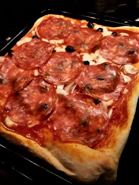 自制比萨配辣意大利腊肠，黑橄榄，西红柿和马苏里拉奶酪图片下载