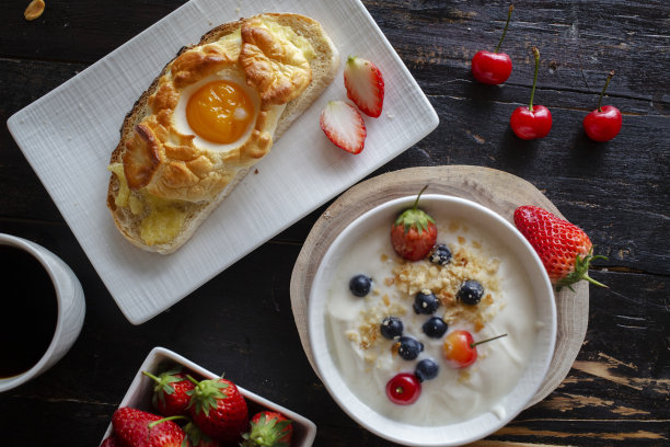 自制早餐:蛋白面包、酸奶和新鲜水果图片下载