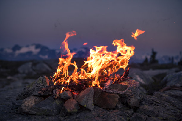 山顶上的篝火。图片下载