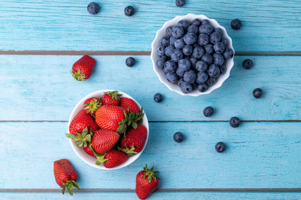 木桌上放着浆果和夏季水果。健康的生活方式的概念。有选择性的重点图片下载