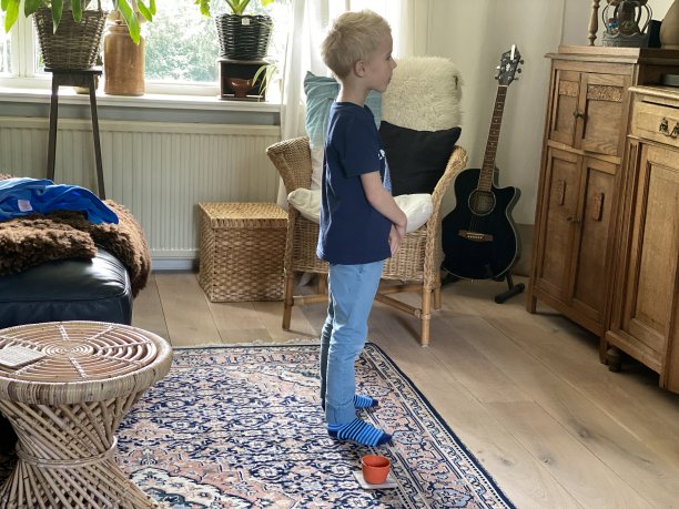 男孩看电视图片下载