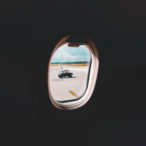 透过机场的窗口和从客机内的运输图片下载