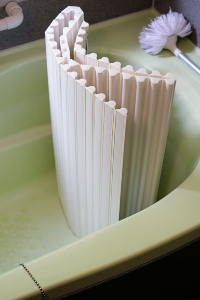 在家里清洗浴缸盖和浴缸图片下载