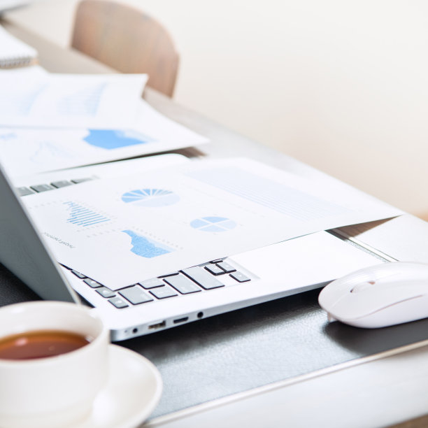 家庭办公室，设计的空白显示器，在家工作，网络通信电话，在线会议，远程工作者的概念。图片下载