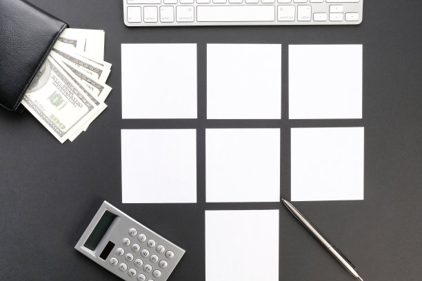 桌子上有电脑、笔记本和笔。商人的桌面。将业务项目放在桌面上。图片下载