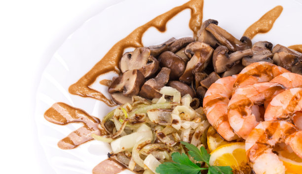 蘑菇虾仁沙拉是一种高级菜肴。图片下载