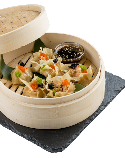 虾和鲑鱼的点心饺子。中国传统食物。在白色背景图片下载