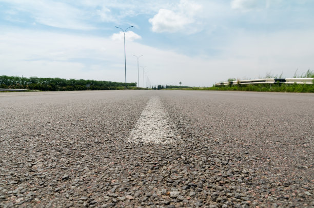 柏油路特写，白色的线条通向地平线图片下载