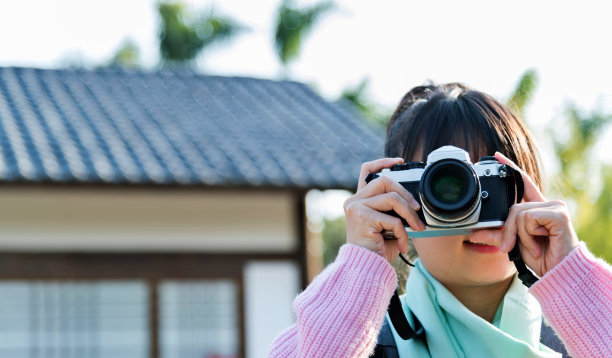 一位正在拍摄中国古代建筑照片的妇女图片下载
