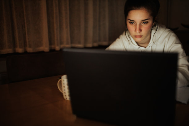 深夜学习或看网络电影或电视剧图片下载