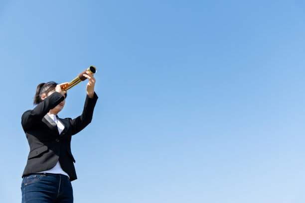 透过望远镜看外面的女商人图片下载