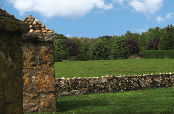 位于纽约长岛东方的古老墓地周围的石墙的一部分图片下载