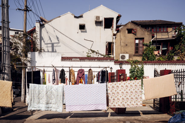 在上海老城区晾衣服图片下载