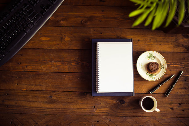 使用电脑设备的商务台视图图片下载