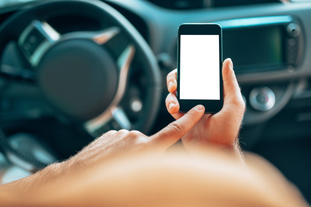 在车里打手机图片下载