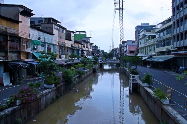 曼谷湄南河岸边的住宅楼。图片下载